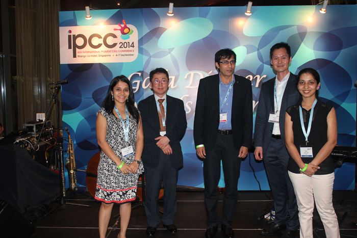 Receiving the Asian Pigment Cell Research Scholarship at Singapore